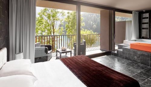 Deluxe Suite with Spa Bath