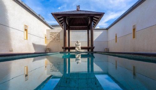 Queen Room with Pool View