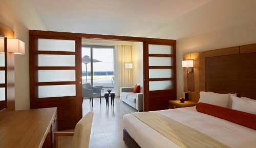 Deluxe Junior Suite with Sea View & Sharing Pool (age range 12-99)