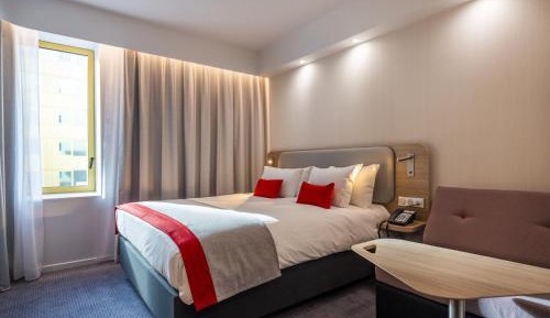 Standard Queen Room with Single Sofa Bed - Free Breakfast