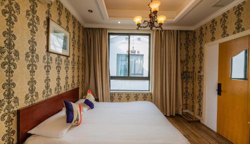 Deluxe Queen Room