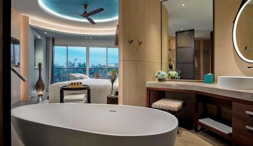 Deluxe King Room with Garden View