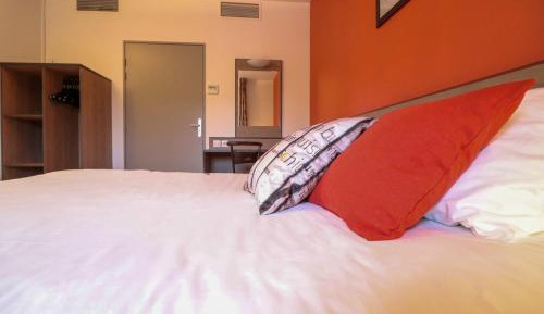 Quadruple Room (1 double bed, 1 single bed, 1 child bed (70/63 in))