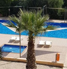 Apartment with Pool View 