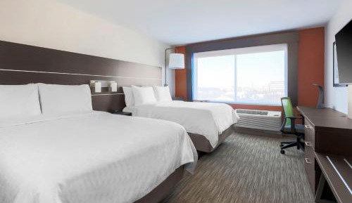 Queen Room with Two Queen Beds - Disability Access with Bath Tub