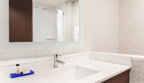 Standard Queen Room with Two Queen Beds and Mobility Accessible Tub