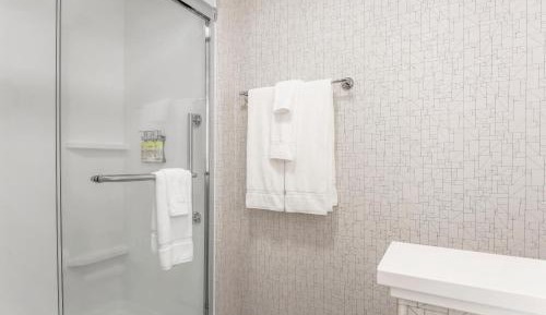 Standard King Room with Mobility Accessible Tub