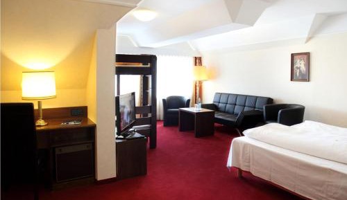 Family Room (2 Adults + 1 Child)