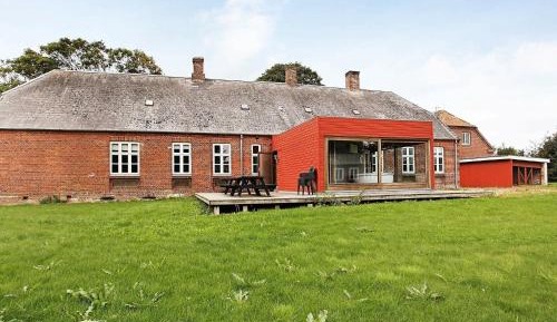 Ten-Bedroom Holiday Home