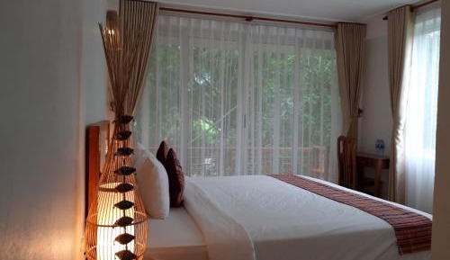 Deluxe Room (2 Adults + 1 Child)