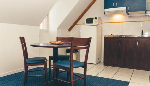 Large Studio ( 2- 3 Adults)