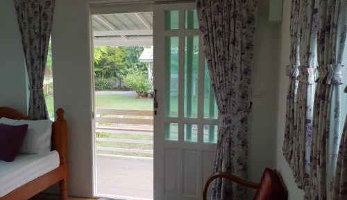 Deluxe Room (2 Adults + 1 Child)