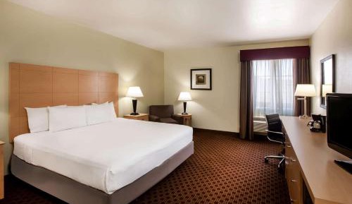 King Room with Bath Tub - Mobility/Hearing Accessible - Non-Smoking