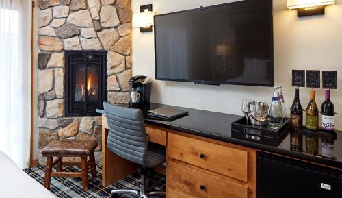 Lakeview room with one King Bed