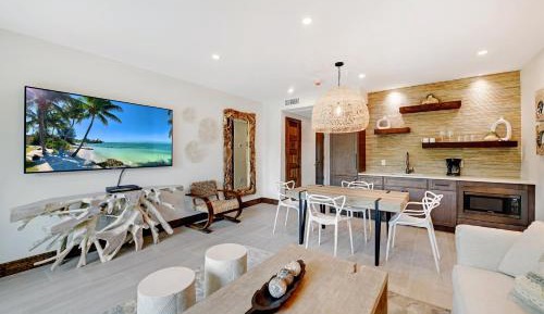 King Suite with Pool View