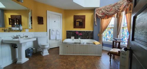 Grand Tower Suite With Spa Bath