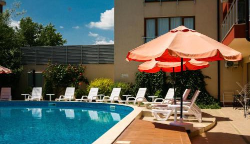 Studio with Pool Access
