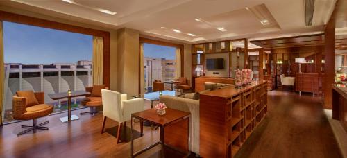 King Room - Club Access (Complimentary Cocktail Hours - 6 PM to 8 PM, Acess to Club Lounge, Complimentary Buffet Breakfast)