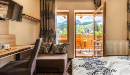 Deluxe Double Room with Balcony and Mountain View