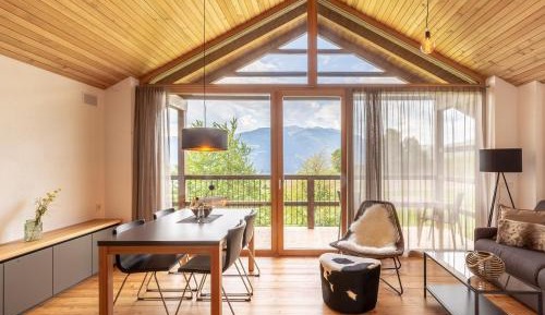 Penthouse Apartment with Mountain View