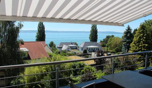 Apartment with Lake View