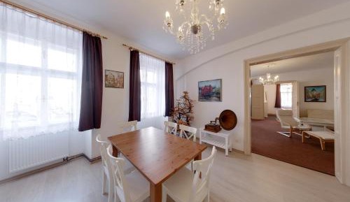 Deluxe One-Bedroom Apartment
