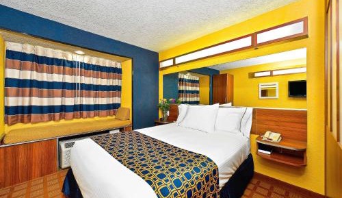 Studio Queen Suite - Accessible/Non-Smoking