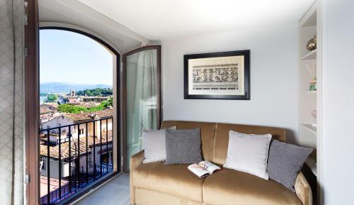 Luxury Split Level Apartment with View 