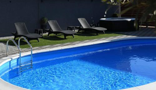 Apartment with Pool View 