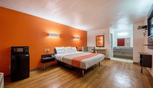 Deluxe King Room - Non-Smoking