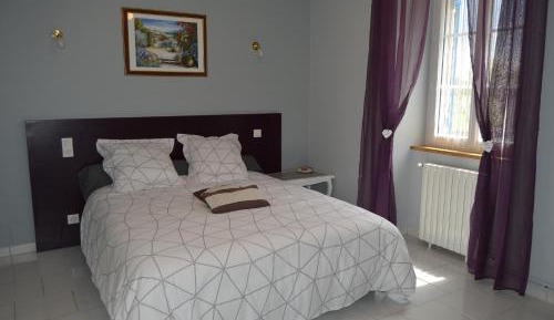 King Room with Roll-In Shower - Disability Access