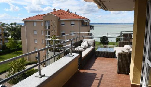 Apartment with Lake View
