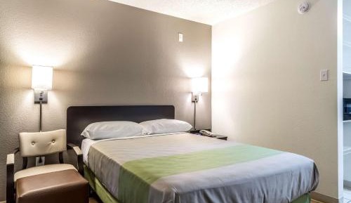 Queen Room - Non-Smoking