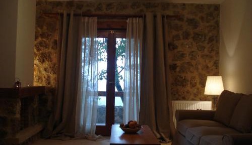 Deluxe Suite (2 Adults + 2 Children)