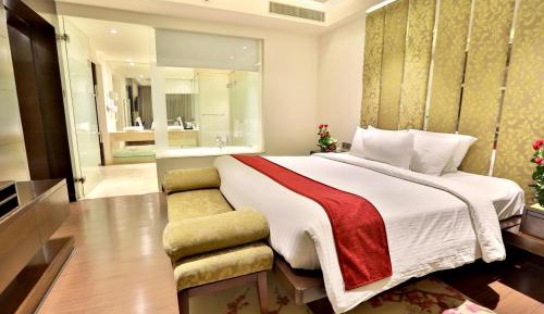 Deluxe King Bed with Bath Tub