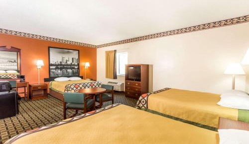 Studio Suite with Three Queen Beds - Non-Smoking