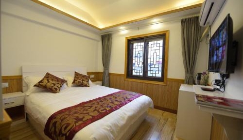 Queen Room with River View B