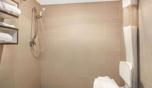 King Room with Bath Tub - Mobility/Hearing Accessible - Non-Smoking