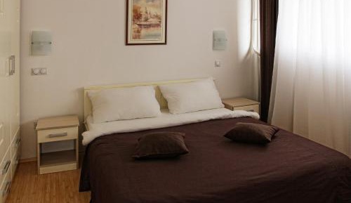 One-Bedroom Apartment with Balcony