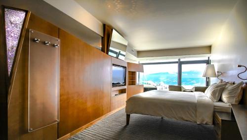 Deluxe King Room with Mountain View