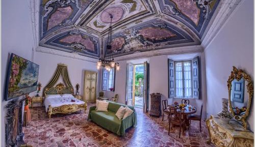 Suite with Jacuzzi and Garden View