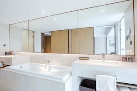Xi'an Hotel | 【西安钟楼亚朵S吴酒店】几木享浴大床房/近地铁2号线/钟楼回民街附近