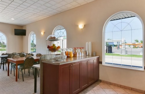 Winkler Hotel | Days Inn & Suites by Wyndham Winkler
