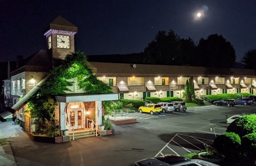 Brattleboro Hotel | The Black Mountain Inn