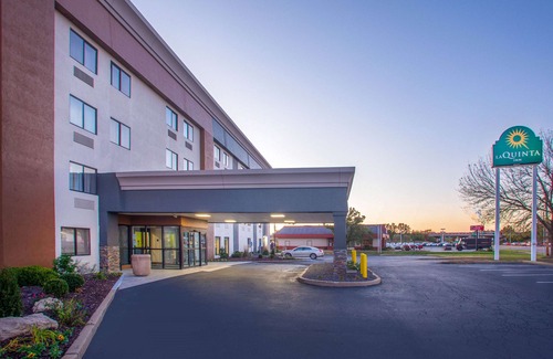 Hazelwood Hotel | La Quinta Inn by Wyndham St. Louis Hazelwood - Airport North