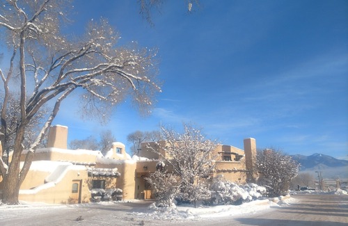 Taos Hotel | Sagebrush Inn & Suites