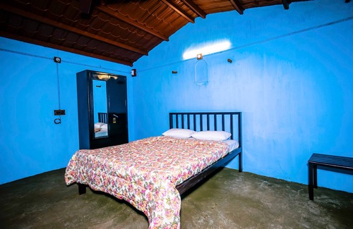 Satara Hotel | Cozy Basic Room in A Picturesque Wada 1