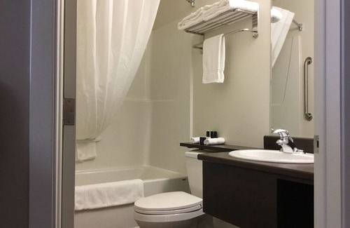 Hearst Hotel | Villa Inn & Suites, SureStay Collection by Best Western