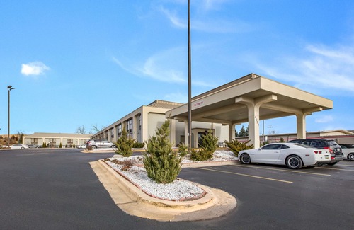 Grand Rapids Hotel | Clarion Inn & Suites Airport
