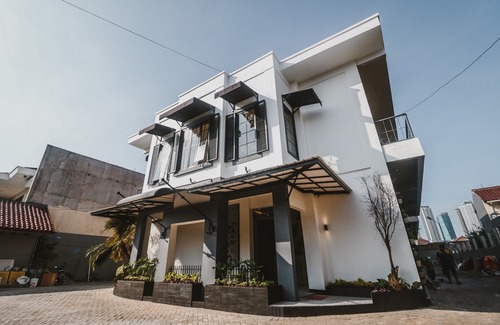 Kemanggisan Hotel | RedDoorz Plus Near Mall Slipi Jaya